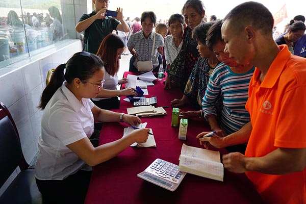 Hot pepper industry helps county out of poverty in Hunan