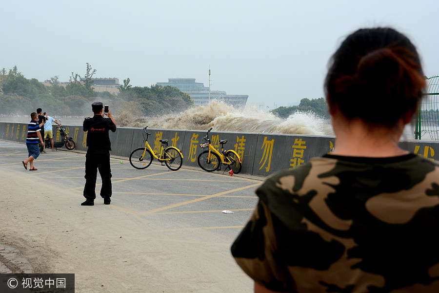 Qianjiang River sees seasonal high tide