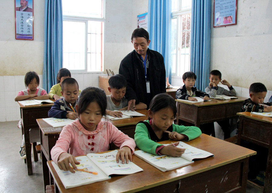 Guizhou teacher serves as shining example