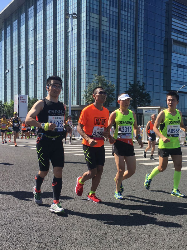 Visually impaired runner finishes 3rd Beijing Marathon