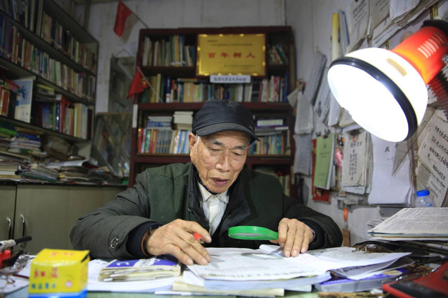 Chongqing man runs free library for 15 years