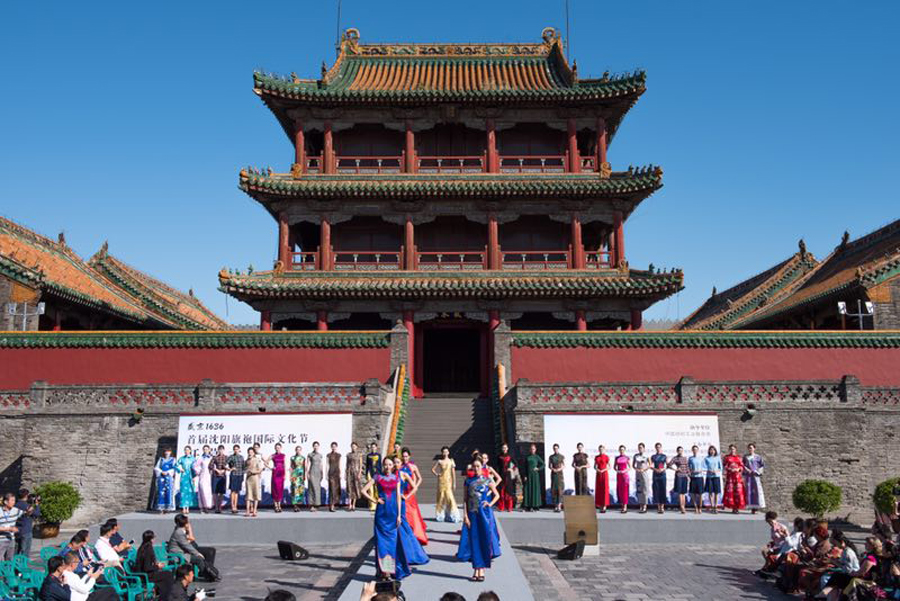 Models display grace of <EM>qipao</EM> in Shenyang