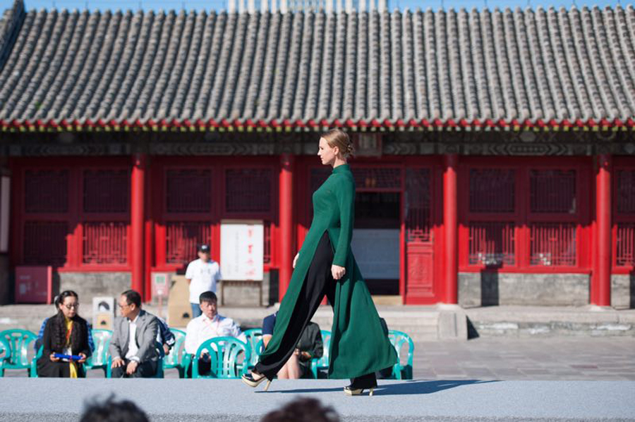 Models display grace of <EM>qipao</EM> in Shenyang