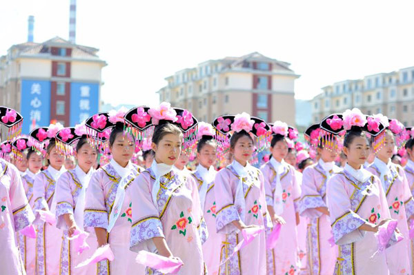 5,599 women in <EM>qipao</EM> dresses set new Guinness World Record