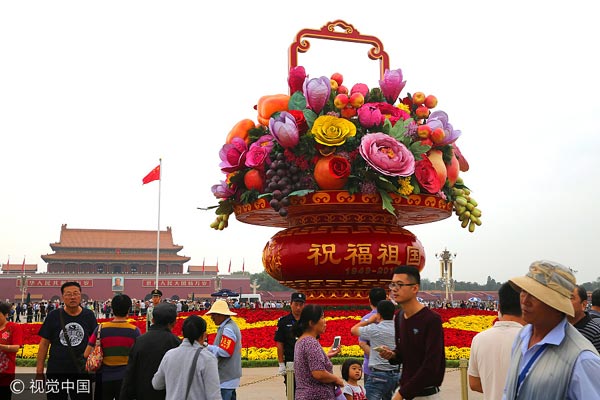 Video: 17m flower basket placed in Tian'anmen Square ahead of National Day