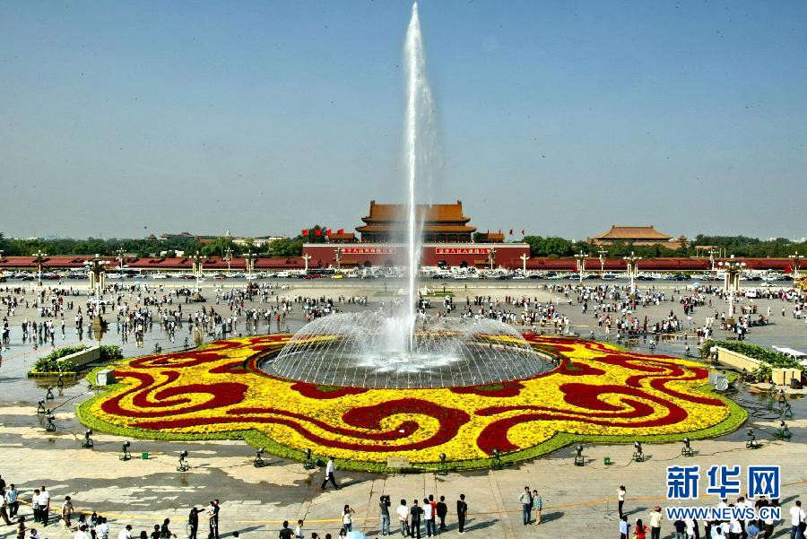Images: Changes in Tian'anmen Square decorations for National Day
