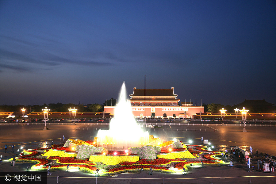 Images: Changes in Tian'anmen Square decorations for National Day