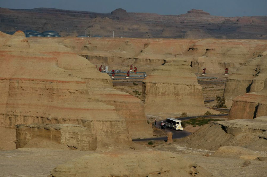 'Ghost Town' in Xinjiang desert offers wondrous landscapes