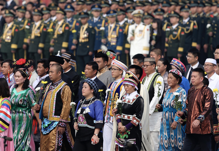 Chinese leaders pay tribute to national heroes at Tian'anmen Square