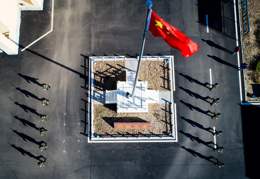 National flag-raising ceremonies held at border ports in Heilongjiang