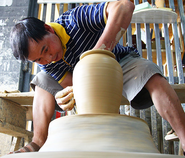 Through paper and pottery, artisans redefine village