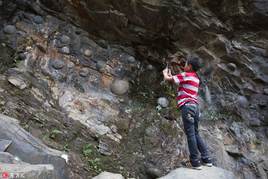 'Egg-laying' cliff attracts online attention in China