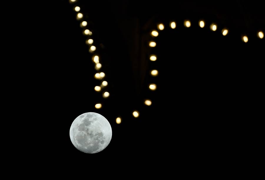 Full moon lightens Mid-Autumn Festival