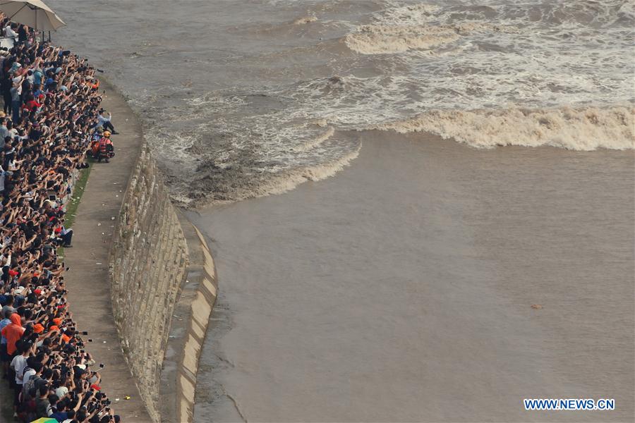 Qiantang tidal bore reaches peak