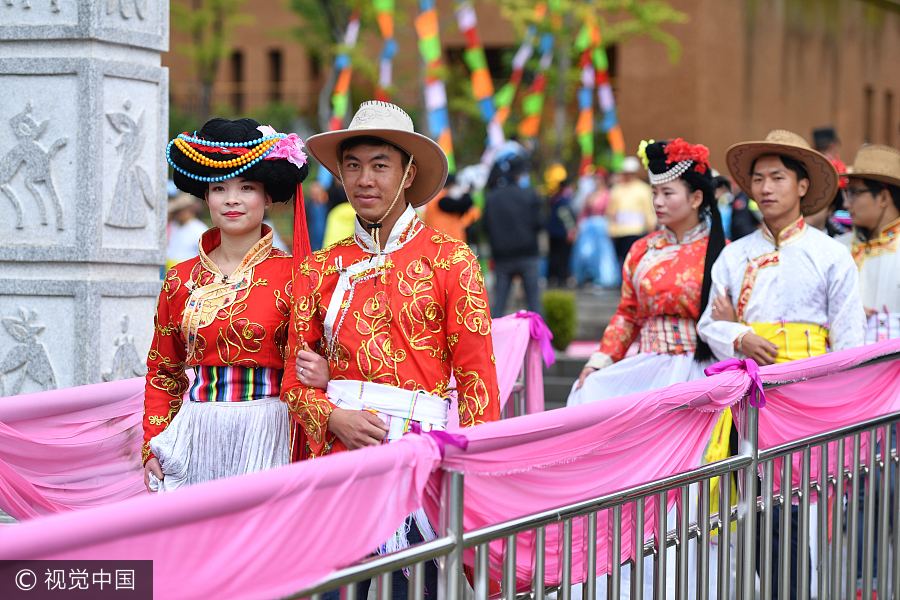 Group wedding ceremony held by Lugu Lake in SW China's Sichuan