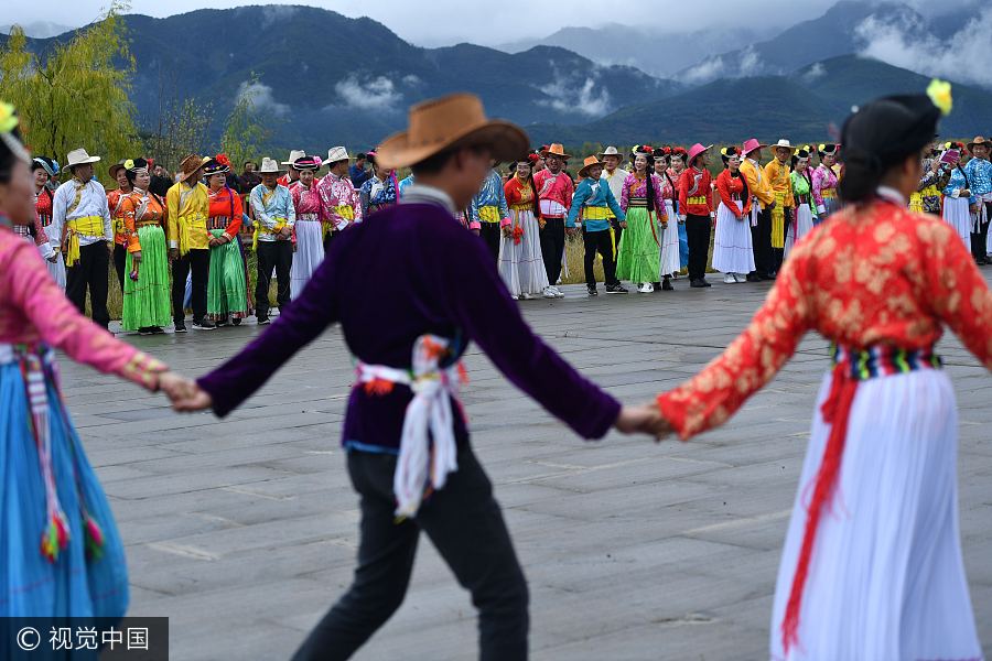 Group wedding ceremony held by Lugu Lake in SW China's Sichuan