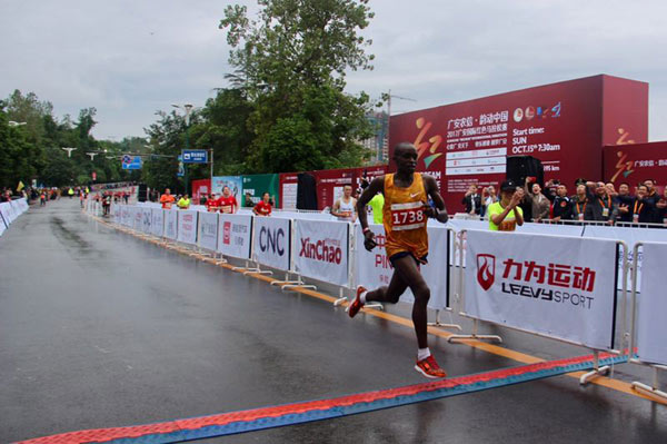 Sichuan city marathon attracts 10,000 runners