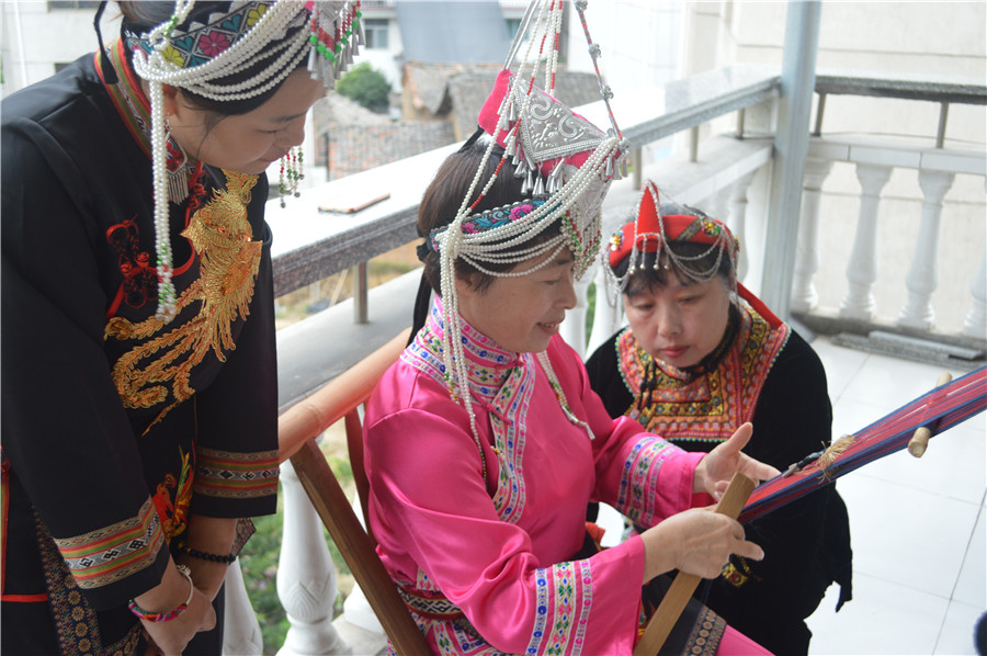 She people celebrate CPC congress with special ribbon