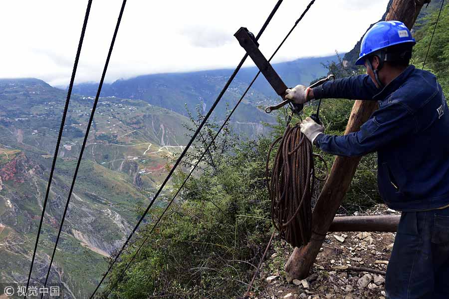 Cargo cableway facilitate villagers' life in Southwest China