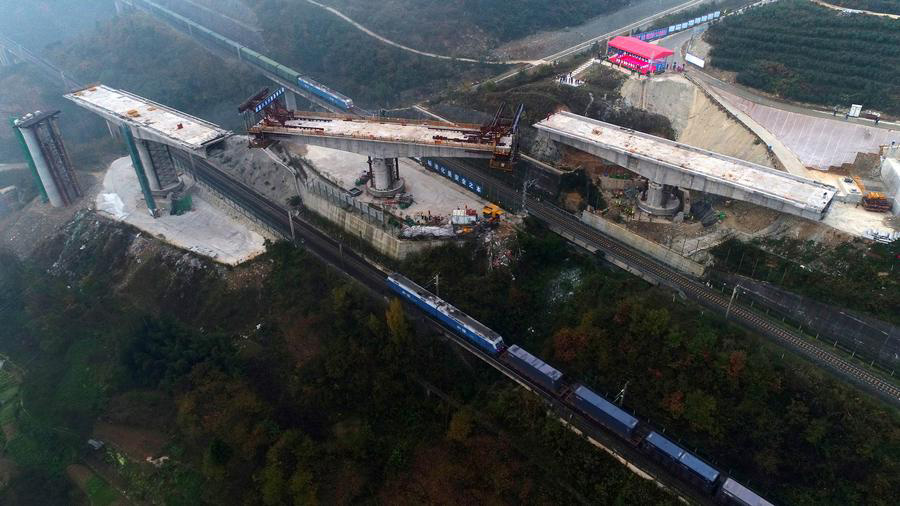 Three continuous beams of Wuhan-Shiyan high-speed rail connected