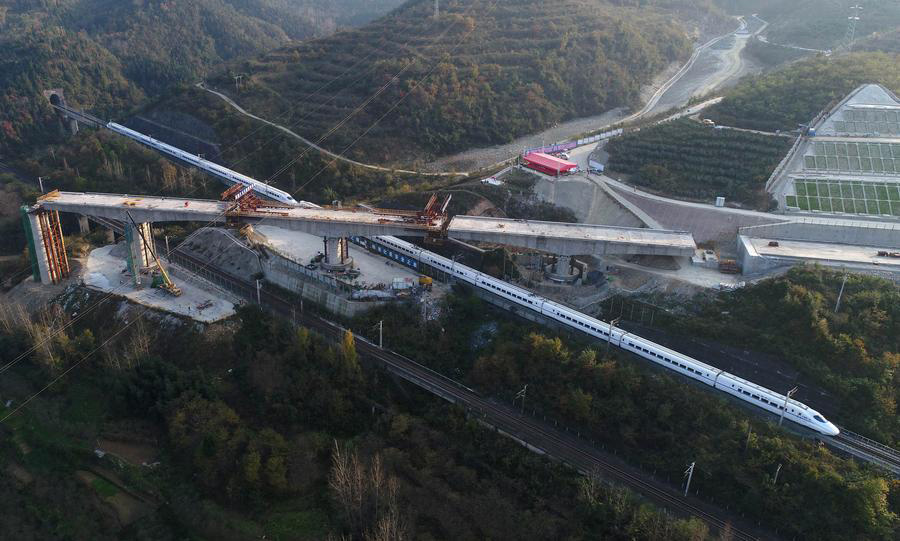 Three continuous beams of Wuhan-Shiyan high-speed rail connected