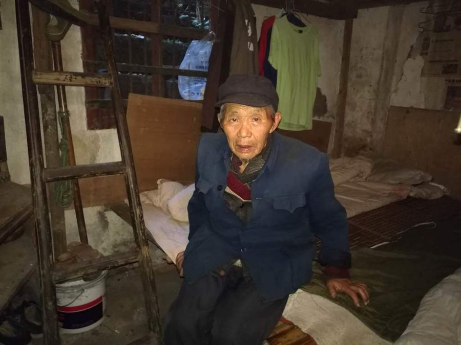 Are Chongqing '<EM>bang bang</EM>' porters a disappearing job?