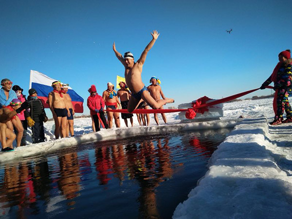 Swimming enthusiasts start winter swimming season