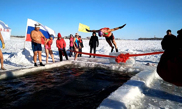 Swimming enthusiasts start winter swimming season