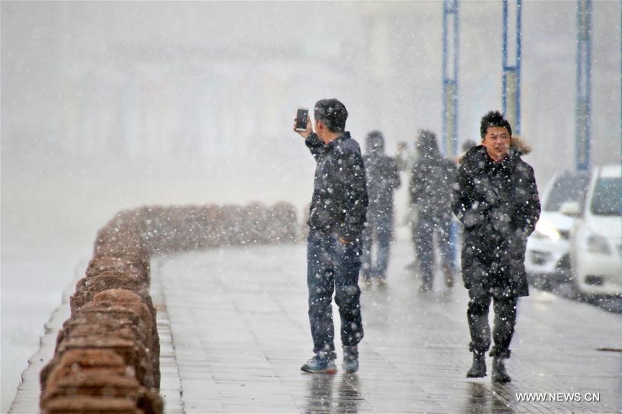E China's Yantai witnesses first snowfall this winter