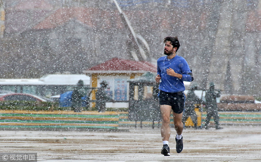 E China's Yantai witnesses first snowfall this winter