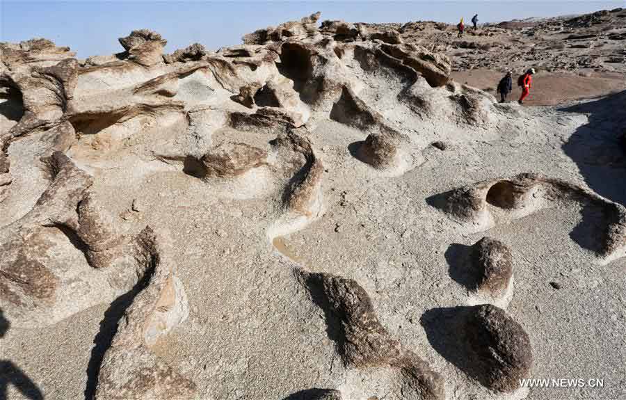 Tourists visit Gobi area in Inner Mongolia