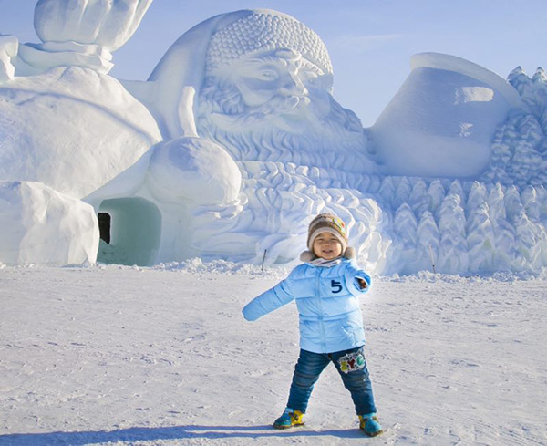 Snow sculpture park opens in Heilongjiang