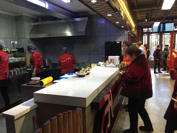 Free noodles for sanitation workers at Harbin restaurant