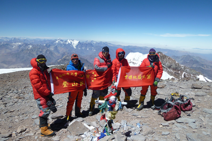 Wuhan university celebrates climbing team in show