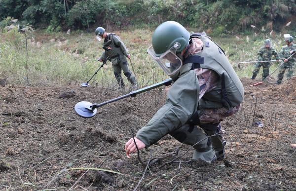 Land mine removal resumes on border