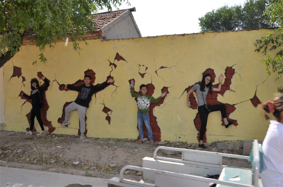 3D murals helping village eliminate poverty