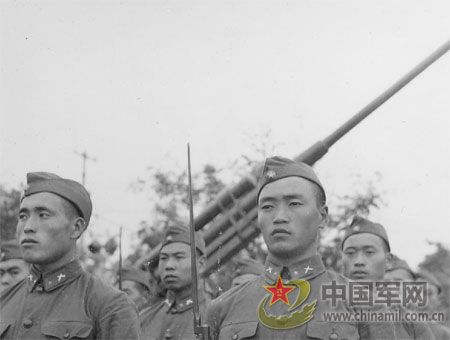 1955: Artillery on parade in 1955