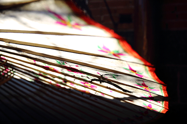 Oiled paper umbrellas preserve vintage fashion