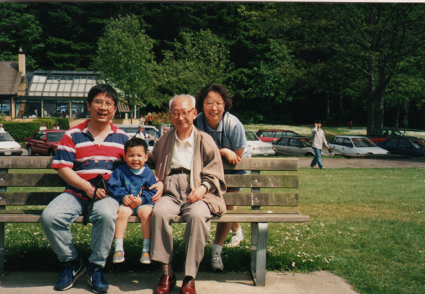 Jiang Muyue and family