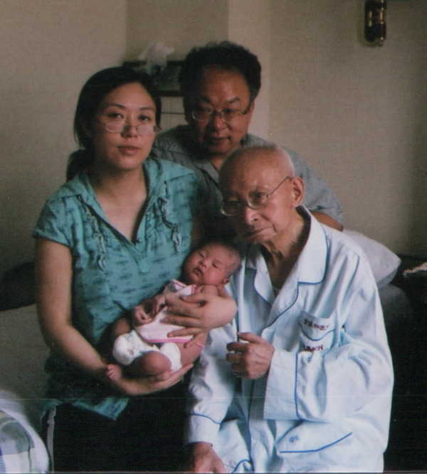 Jiang Muyue and family