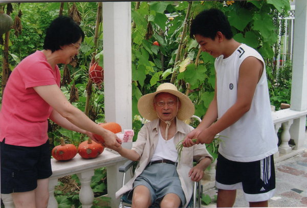 Jiang Muyue and family