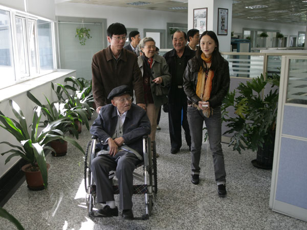 Jiang revisits China Daily after retirement
