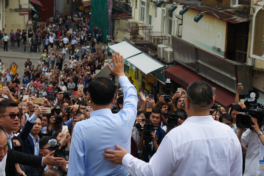 Premier Li stops for Macao foods, landmarks