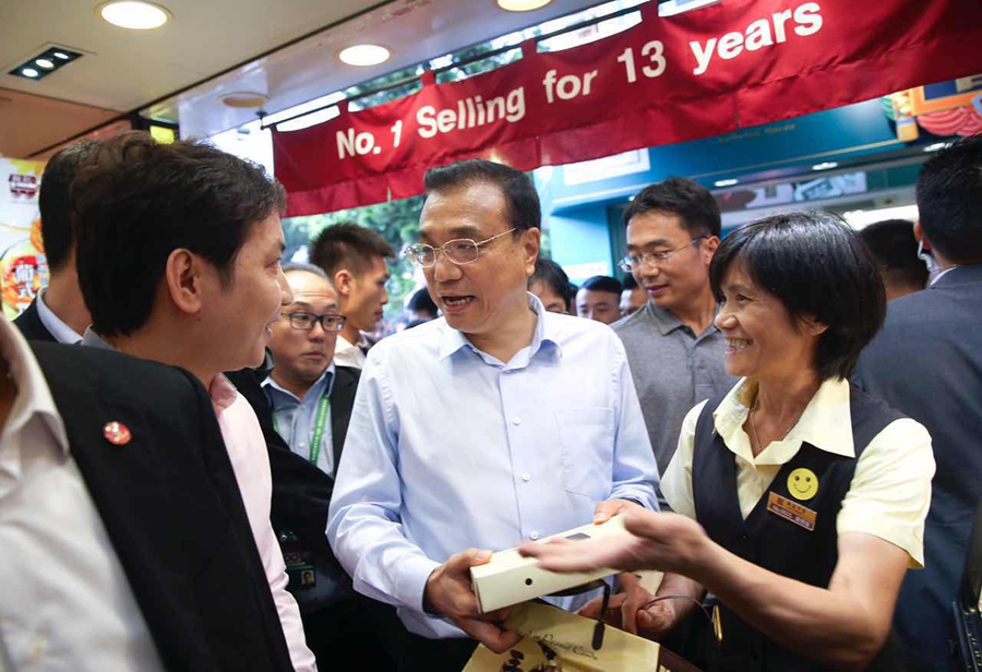 Premier Li stops for Macao foods, landmarks