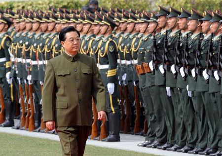 Hu inspects Macao troops, lauds soldiers