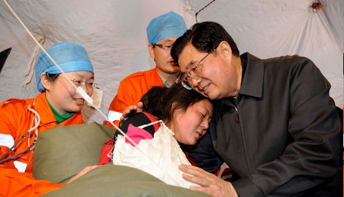 Hu lends comforting shoulder to survivors