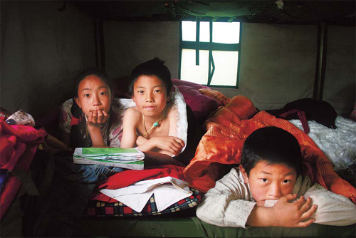 Fresh snow hampers quake relief work