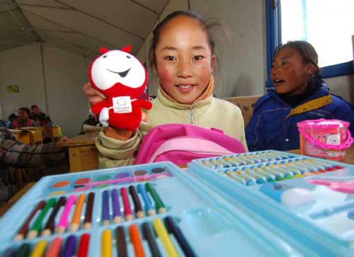 Quake zone orphans receive stationery and toy