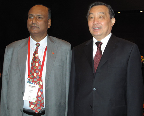 Minister Wang Chen meets foreign participants of Tibet Forum