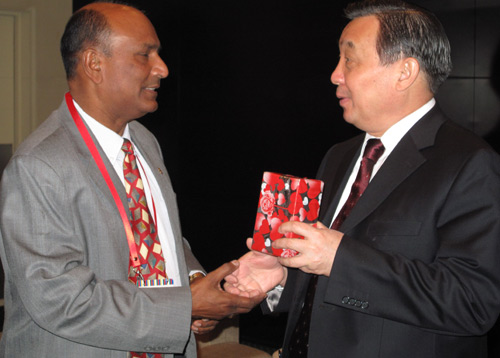 Minister Wang Chen meets foreign participants of Tibet Forum